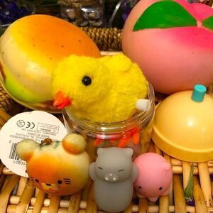 😘 5 Squishies & 1 chirping chick 4 kids. Super fun fidgets. LIKE NEW